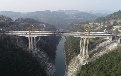 主跨160米！沿印松高速最大跨徑連續剛構橋順利合龍3.jpg